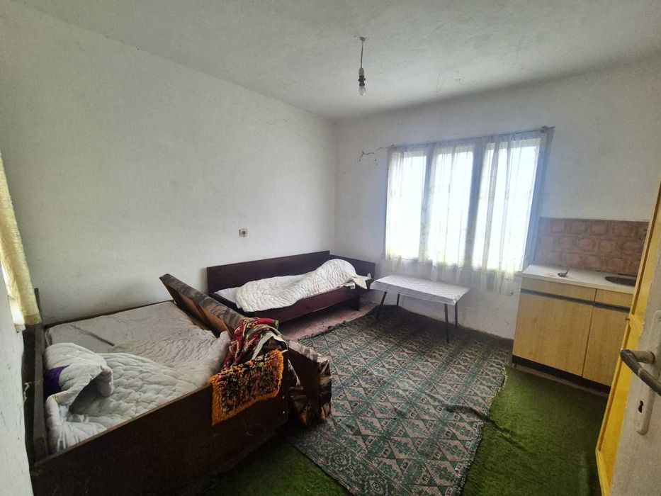 Къща "близнак" в с. Петокладенци обл. Плевен