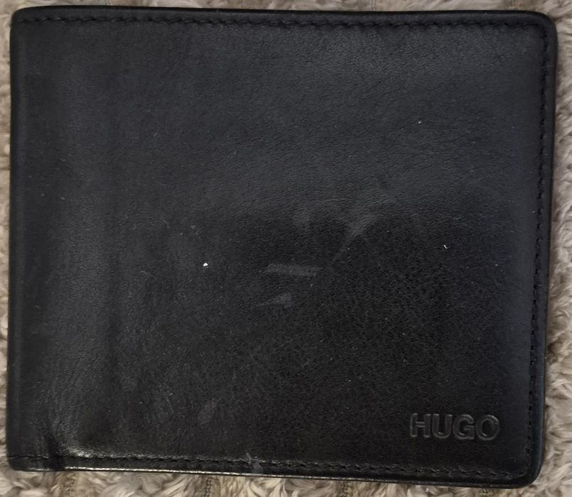 Portofel barbatesc Hugo, din piele naturala, cu mici urme de uzura