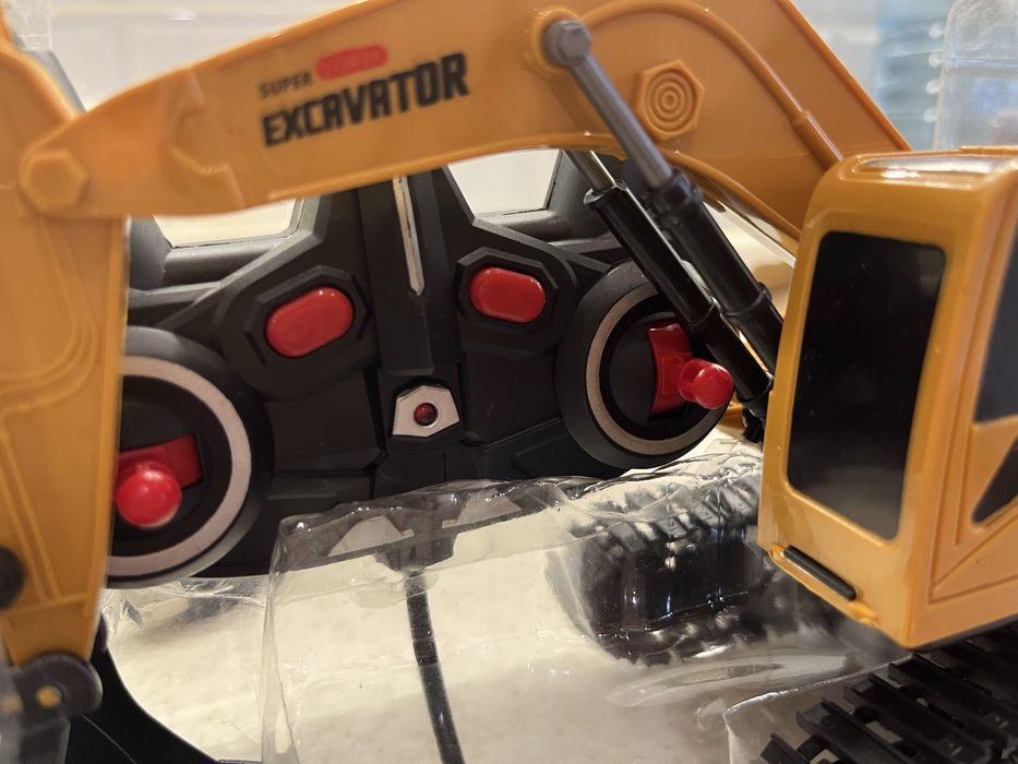 желтый экскаватор на радиоуправлении