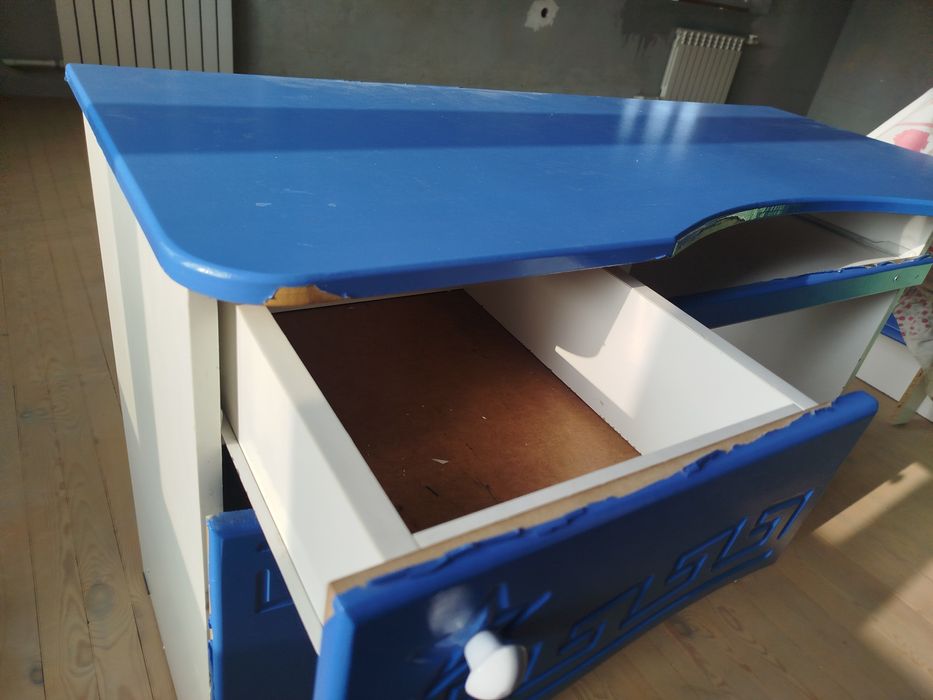 Yosh bolalar uchun Dars stoli, Shkaf, kravat