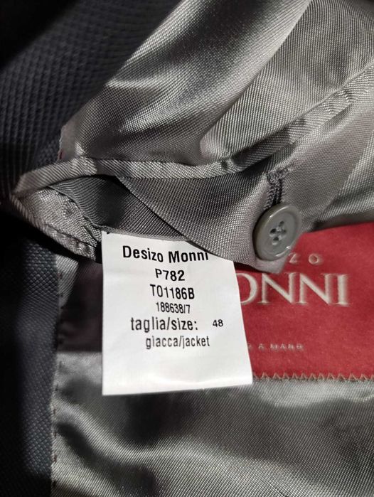 Продавам чисто нов официален костюм Desizo MONNI