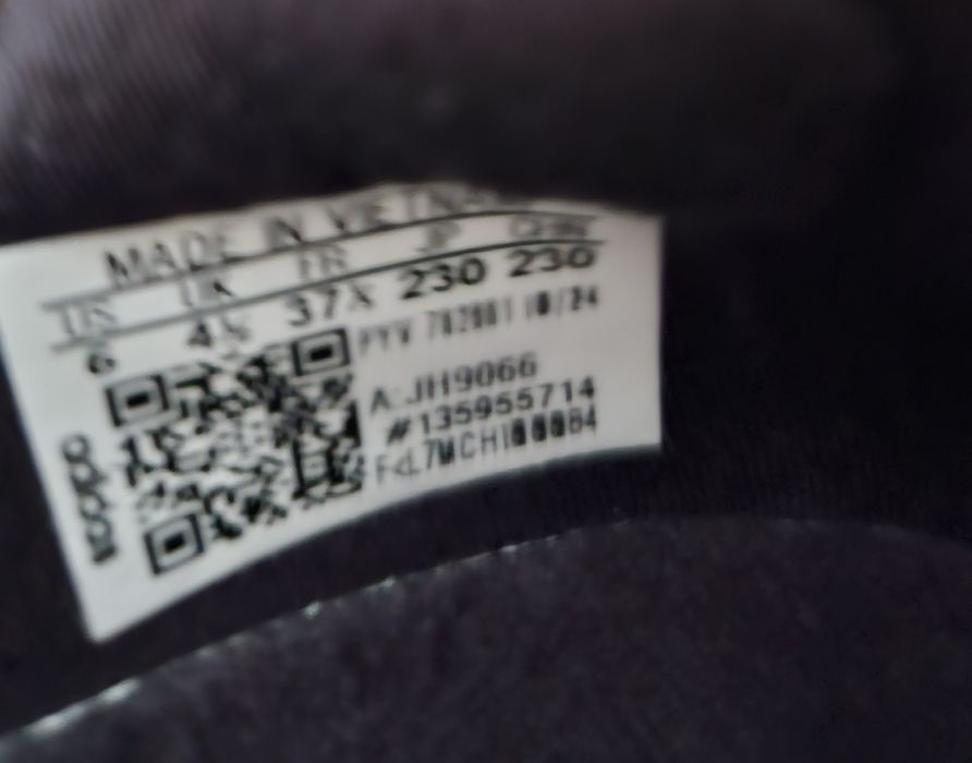 Vand o pereche de Adidas Ultraboost marimea 37/23cm