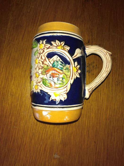 Красива   релефна порцеланова халба за бира