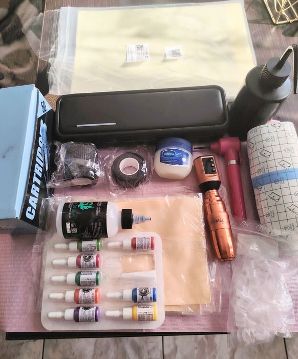 Vand kit pentru tatuat