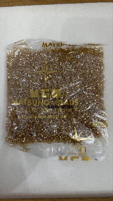 Японский бисер в золотистом цвете