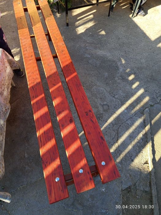 Пейка със метална конструкция