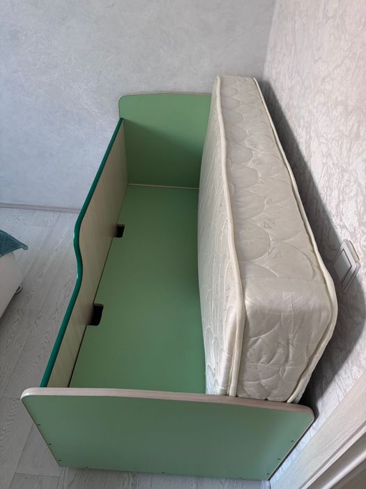 Продам Кровать с матрасом