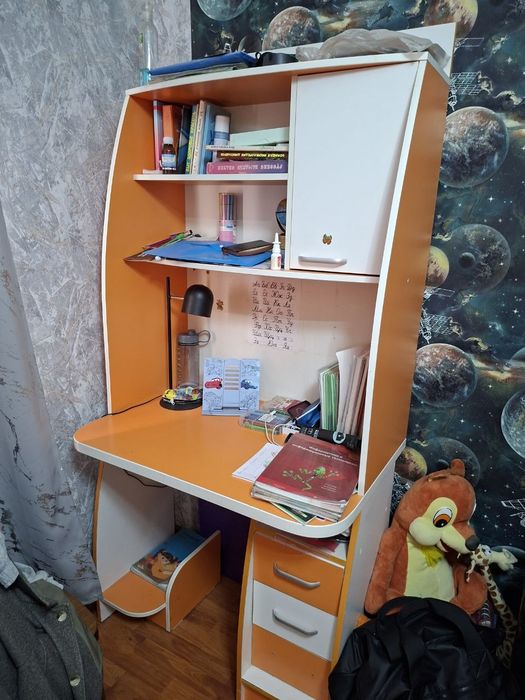 Продам гарнитур  угловой с двумя кроватями и письменный столом