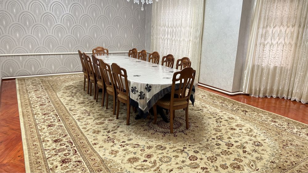 Стол и стулья, ковер.