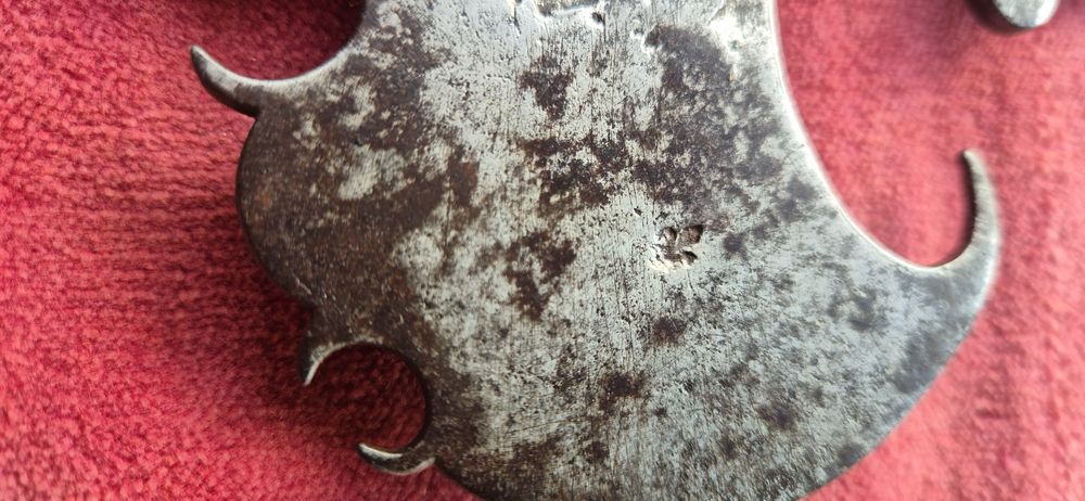 Продавам алебарда , нож , сабя.