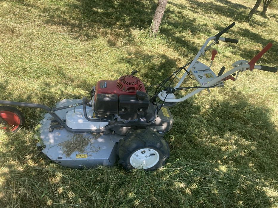 Vind cositoare tocatoare HONDA de iarba mare printre pomi