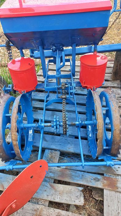 semanatoare de porumb pe doua si patru rinduri