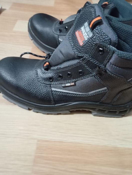 Продам новые ботинки