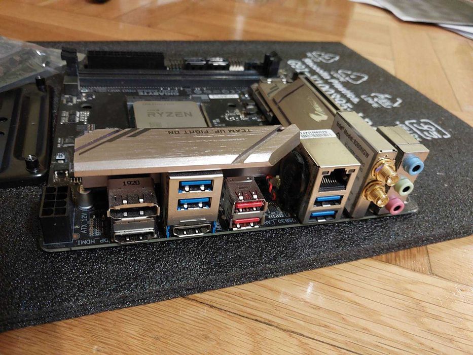 AMD Ryzen 5 5600 + Gigabyte B450i Aorus Pro Wi-Fi