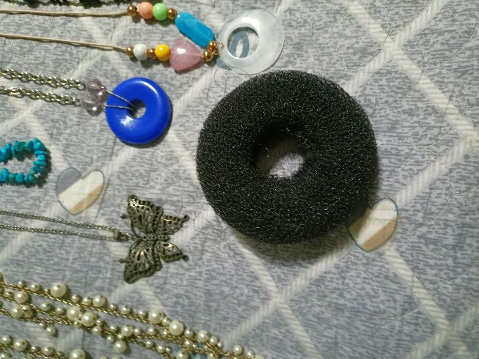 Бижутерия и две нарядные заколки