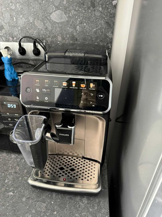 Vand Espressor automat Philips LatteGo Seria 5400