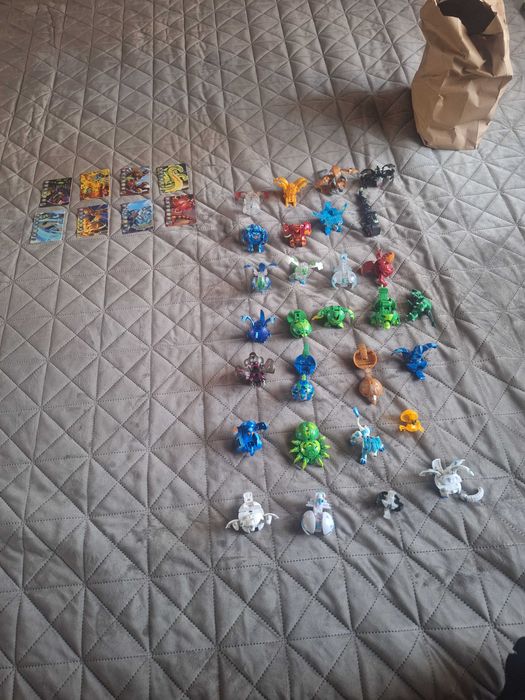 Vand figurine bakugan 30 lei bucata