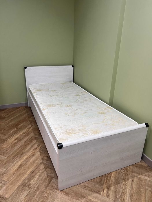 Продаю 2 Кровати и Комод