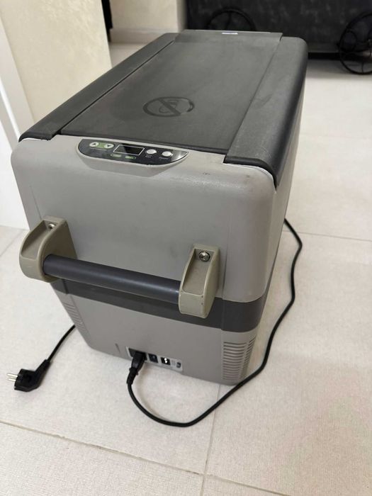 Преносима хладилна чанта 10° до -18° Isotherm Travel Box 40 л 12/24V