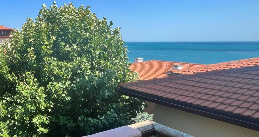 Тристаен апартамент с гледка море в к-с „Райска градина“, Първа линия