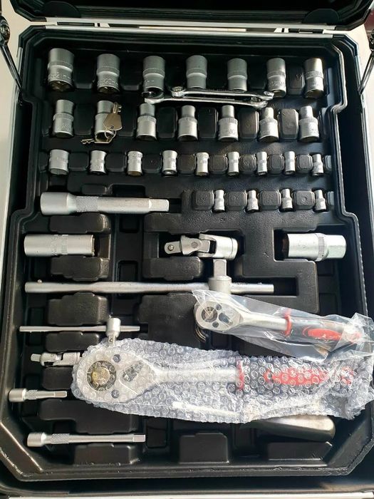 Набор инструментов в одном чемодане