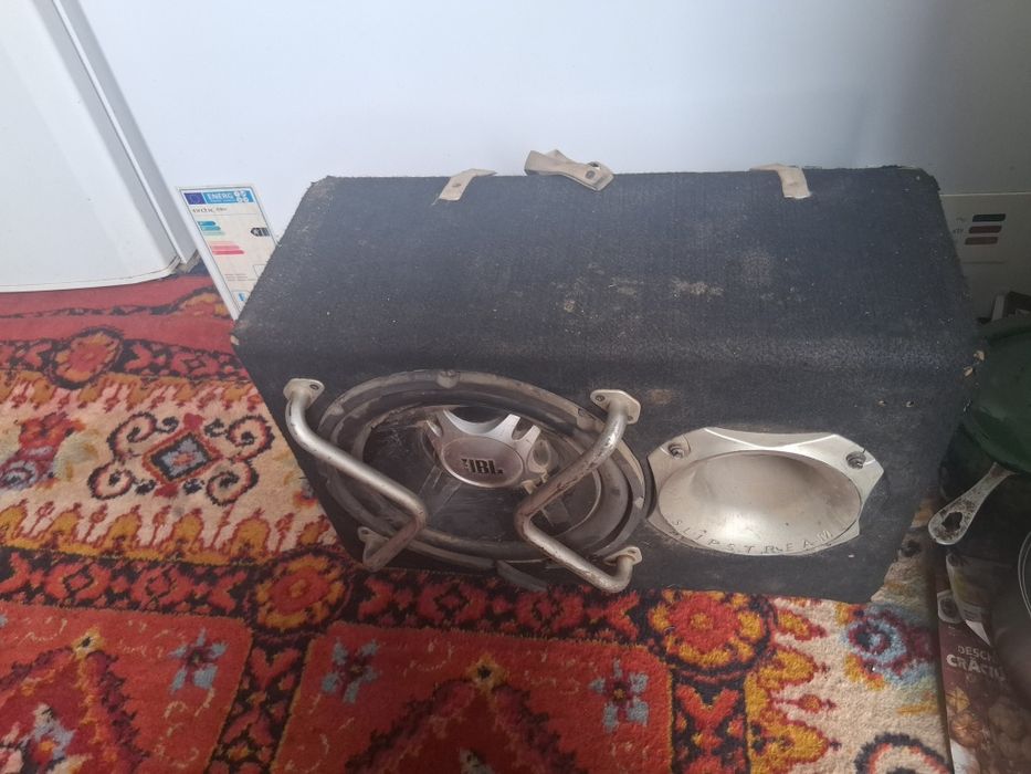 Tub de bass și stație.