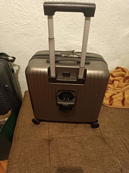Продам почети новый чемодан