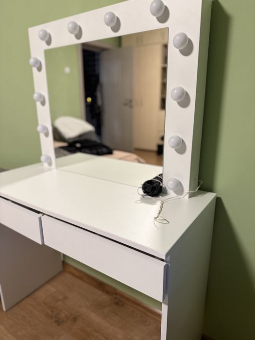 Masa de machiaj cu becuri