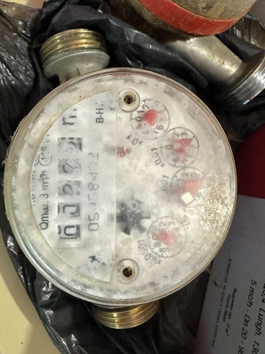 Продавам работещ водомер подходящ за студена вода