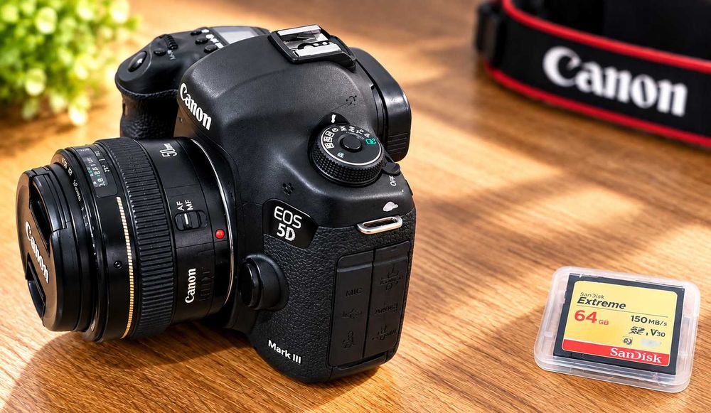 Canon 5D mark III + Canon 50mm 1.4 + 2 carduri de 64gb