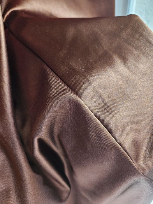 Rochie ciocolatie pe umăr cu crepatura pe picior mărimea M-L