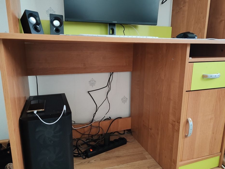 Продам детскую стенку (стол с полками)