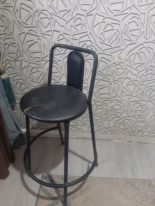 Барный стул находится на юности