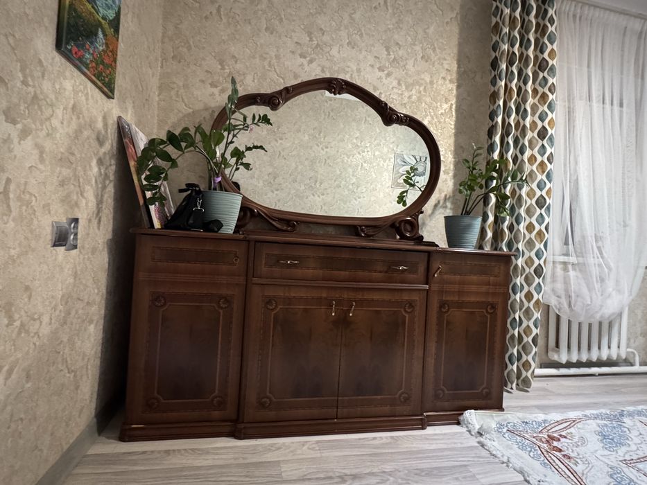 Сервант и комод с зеркалом