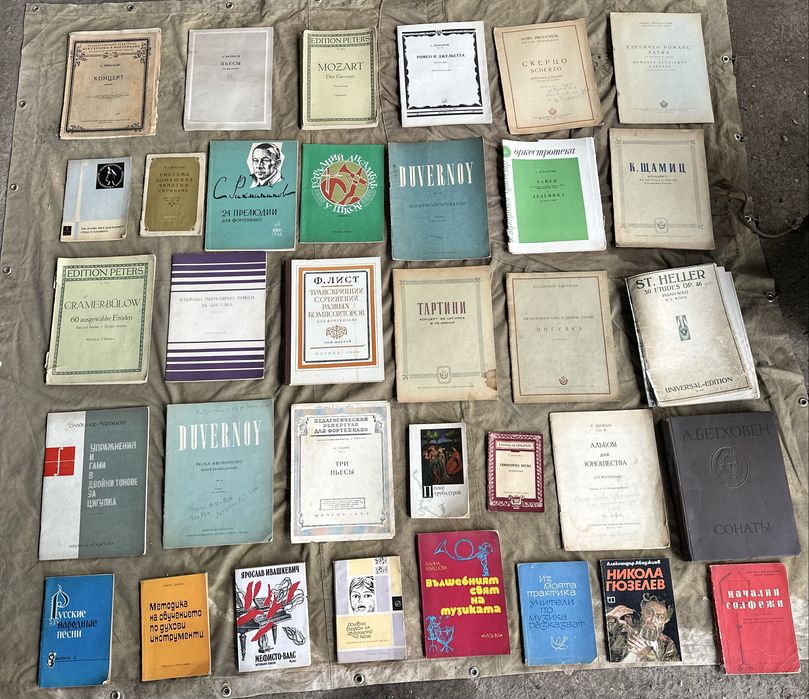 Нотни партитури,музикални албуми и школи за пиано и цигулка и поставка за ноти