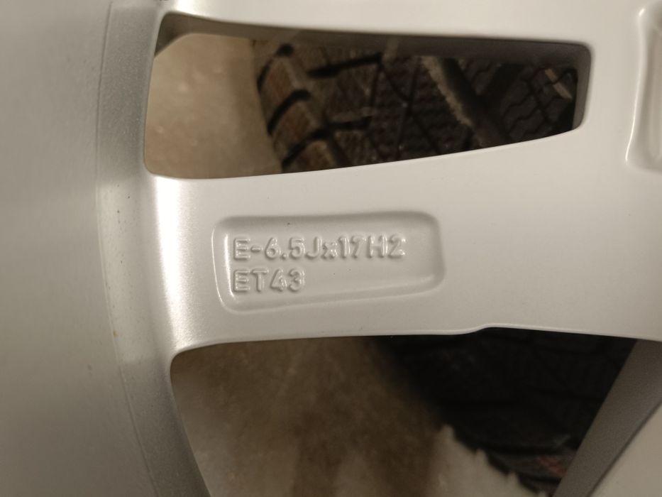 Оригинални чисти нови джанти с гуми зимни 17 цола Audi A3 дот 2020г