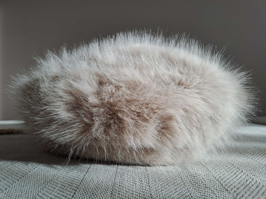 Шапка и чантичка с къс косъм