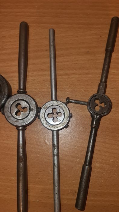 Плашки советские на разные резьбы.