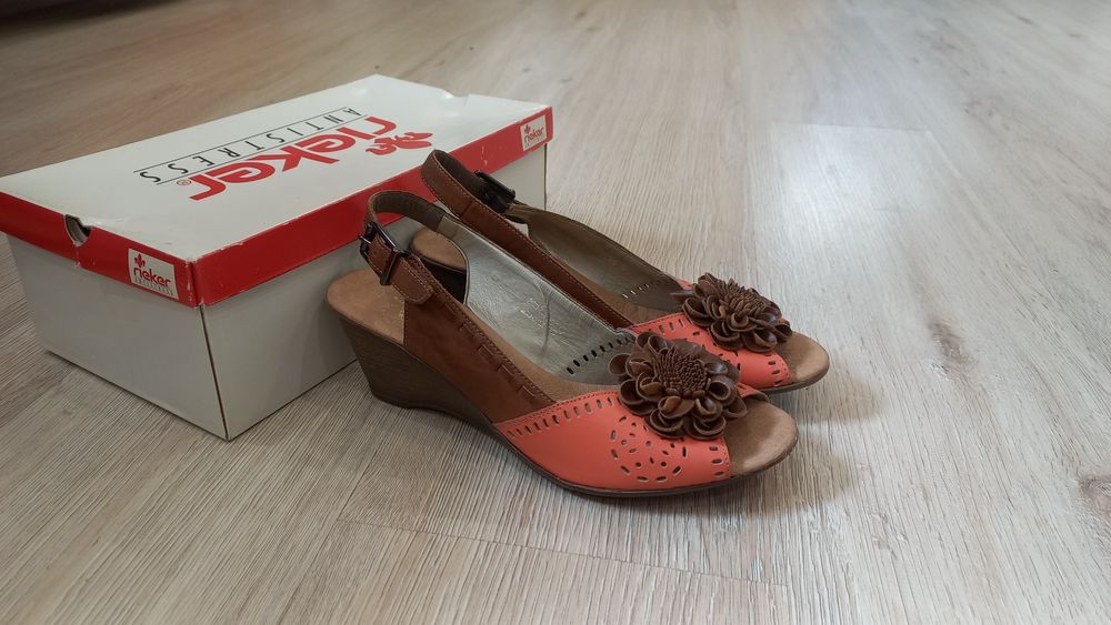 Продам босоножки