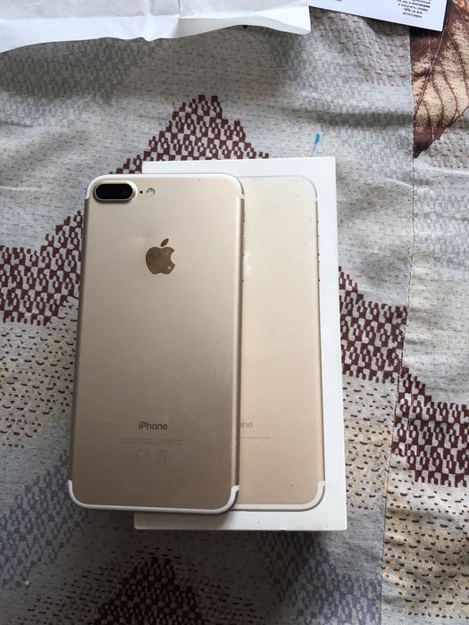 продам айфон 7+.
