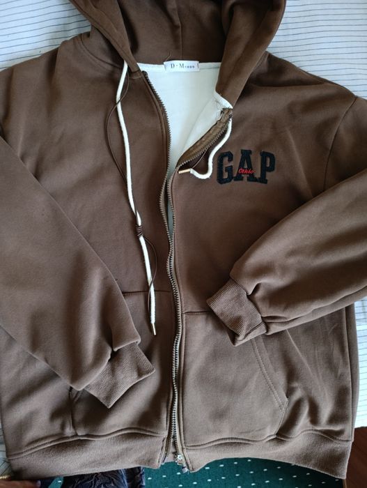 "GAP" yozuvli jigarrang ,kapyushonli xudi