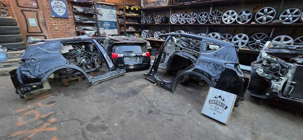 Заднее правое крыло RAV4