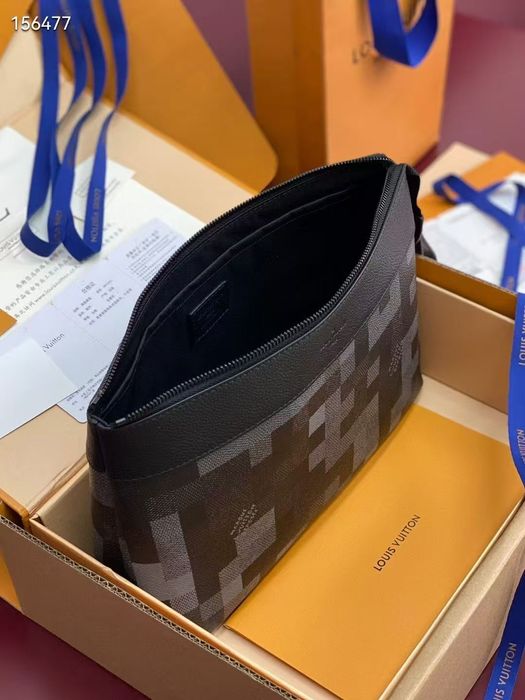 Чанта Louis Vuitton Takeoff Pouch