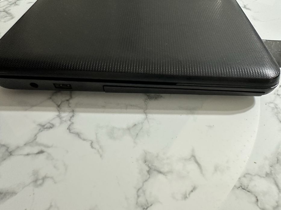 Лаптоп Toshiba за части не се включва  без зарядно