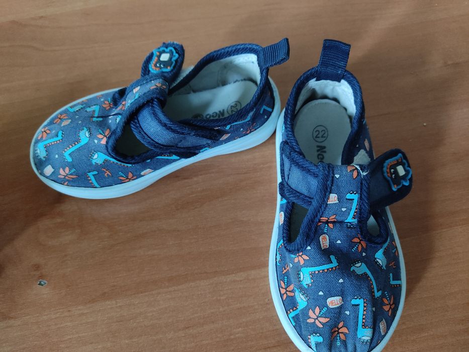 Продам две пары детской обуви