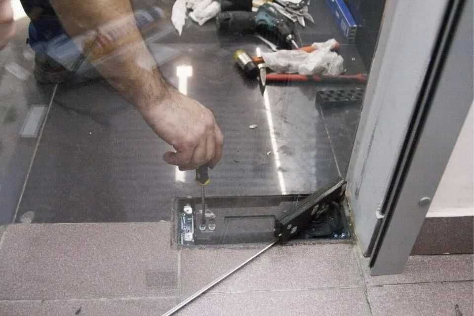 Обслуживание ремонт калёное стекло, душ кабины, перегородки, витрины