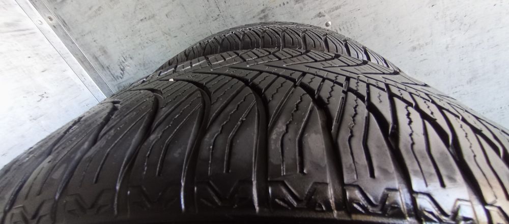 Продам две покрышки r19