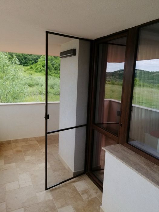 Врата комарник на панти