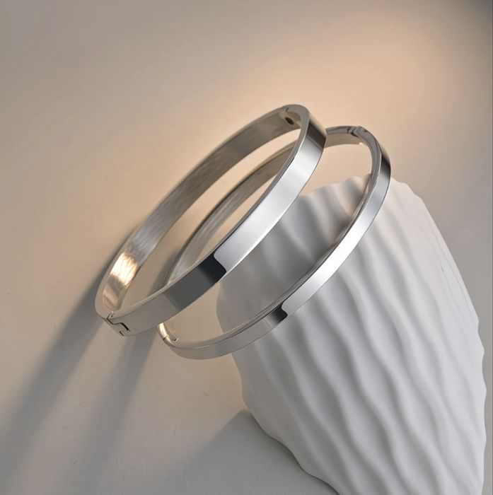 Продам браслеты твердые