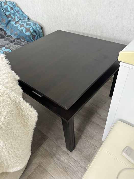 Жунральный столик в идеальном состоянии.